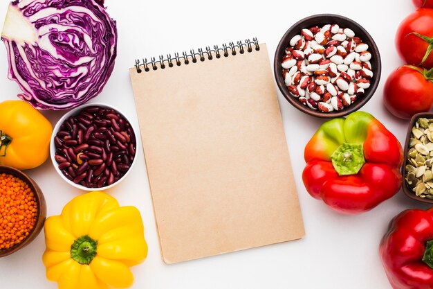 Arrangement de légumes sur le bloc-notes vide