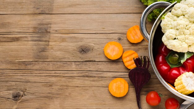 Arrangement de légumes colorés sur fond de bois avec espace copie