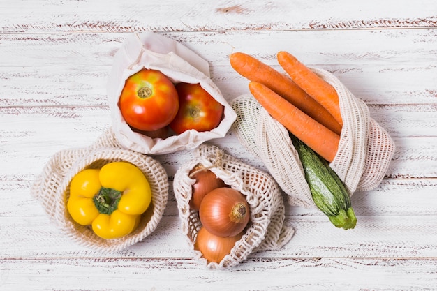 Photo gratuite arrangement de légumes sur fond de bois