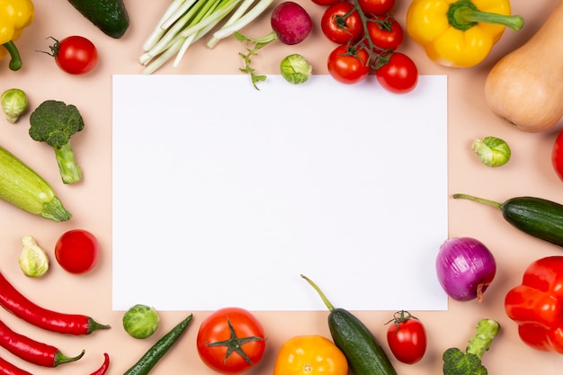 Photo gratuite arrangement de légumes frais vue de dessus