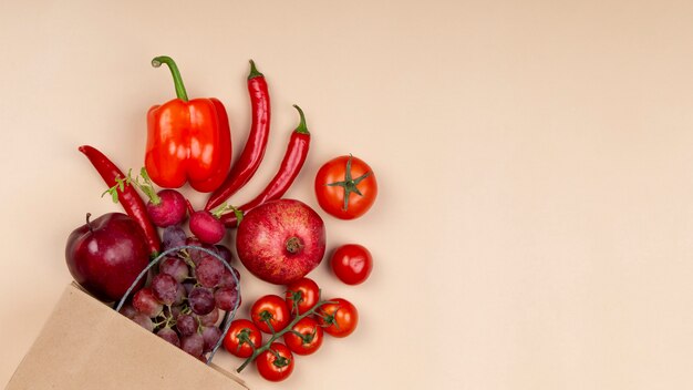 Arrangement de légumes et de fruits vue de dessus