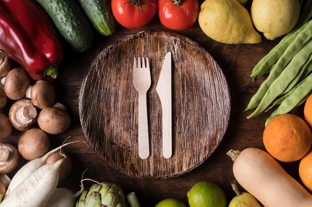 Arrangement de légumes à plat avec assiette