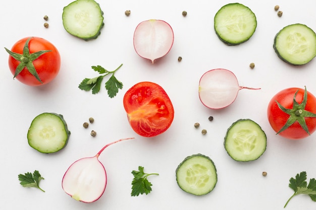 Photo gratuite arrangement de légumes à plat