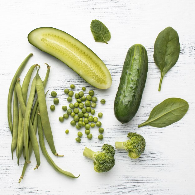 Arrangement de légumes verts à plat