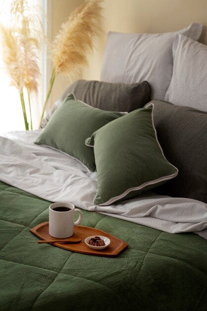 Arrangement de lit confortable à angle élevé avec tasse à café