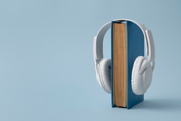 Arrangement de livre bleu et d'écouteurs