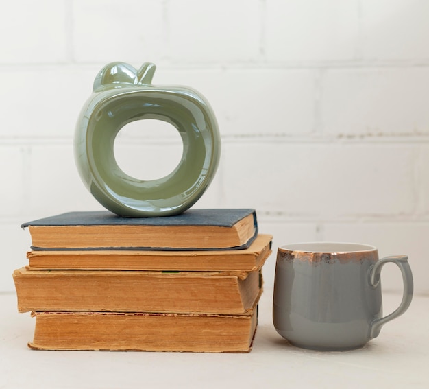 Arrangement avec livres et boisson