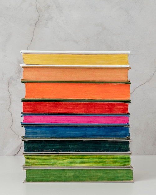 Arrangement avec des livres colorés