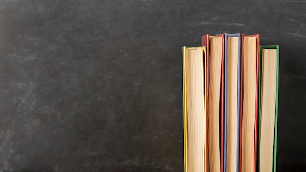 Arrangement de livres de différentes tailles avec de l'espace pour les copies