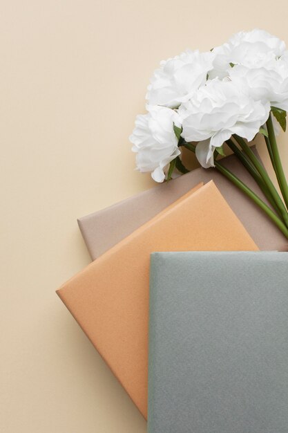 Arrangement avec des livres et des fleurs blanches