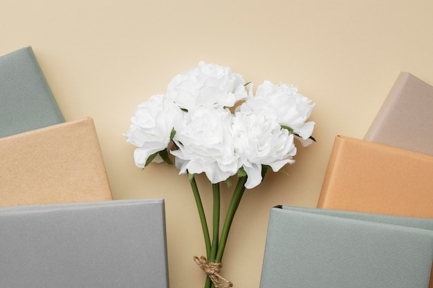Arrangement avec des livres et des fleurs blanches