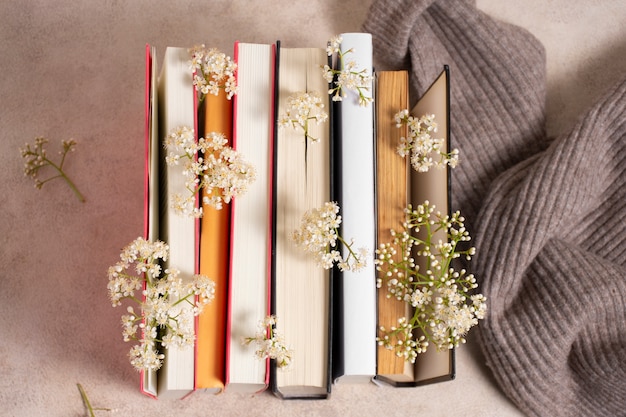 Arrangement de livres et de fleurs