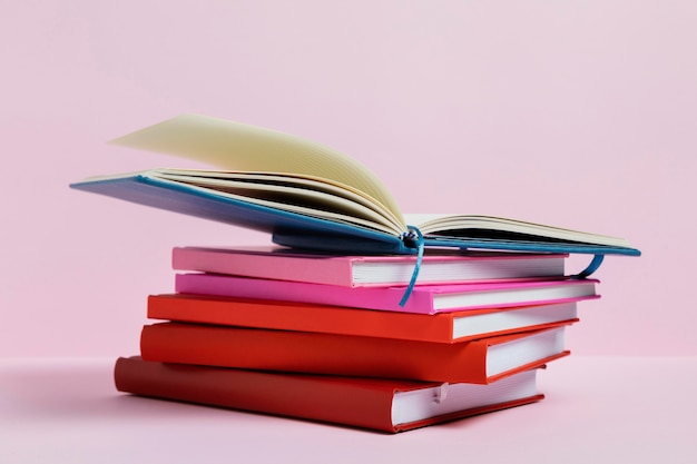 Arrangement avec des livres et fond rose