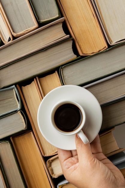 Photo gratuite arrangement de livres avec tasse de café