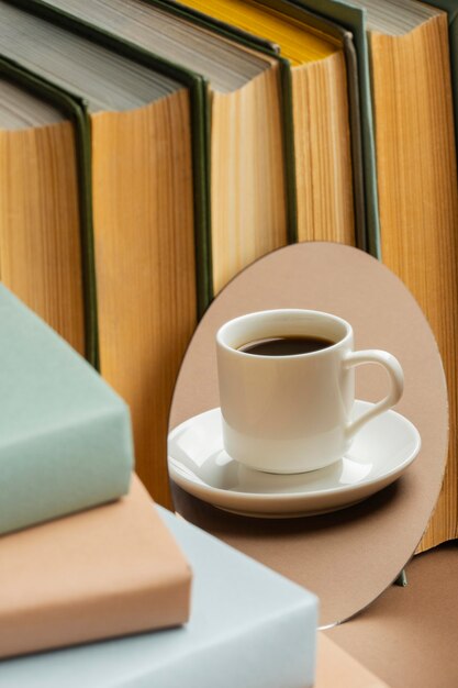 Arrangement de livres avec tasse de café