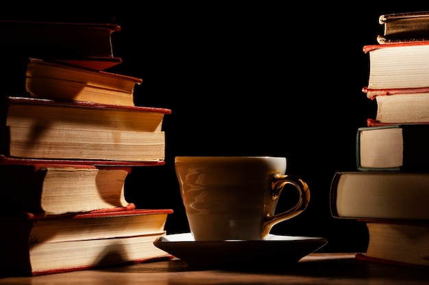 Arrangement de livres et tasse