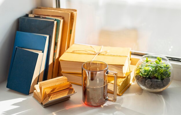 Arrangement avec livres et tasse