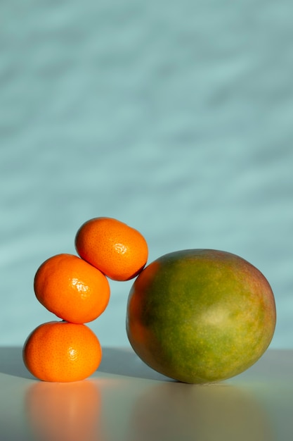 Photo gratuite arrangement avec mandarines et mangue