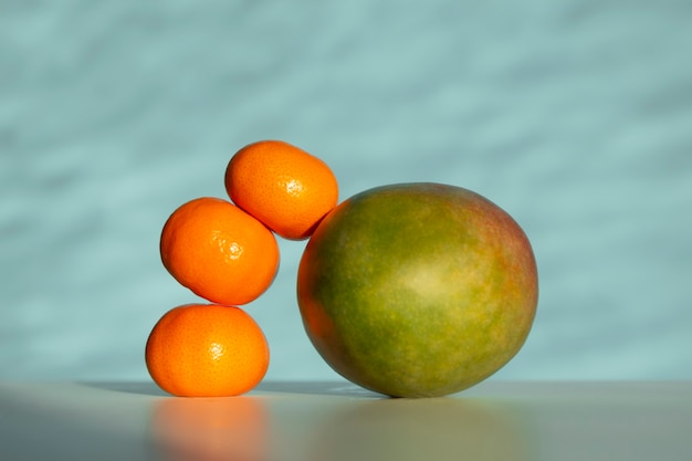 Photo gratuite arrangement avec mangue et mandarines