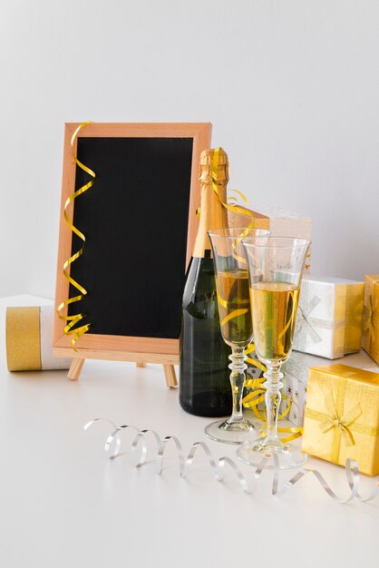 Arrangement avec maquette au tableau et champagne