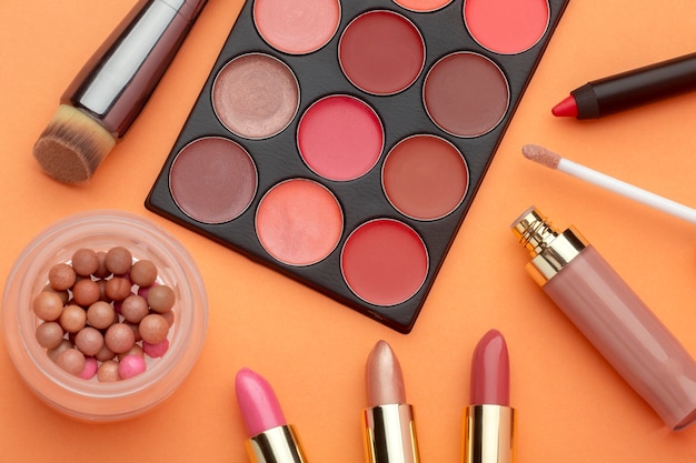 Photo gratuite arrangement de maquillage vue de dessus