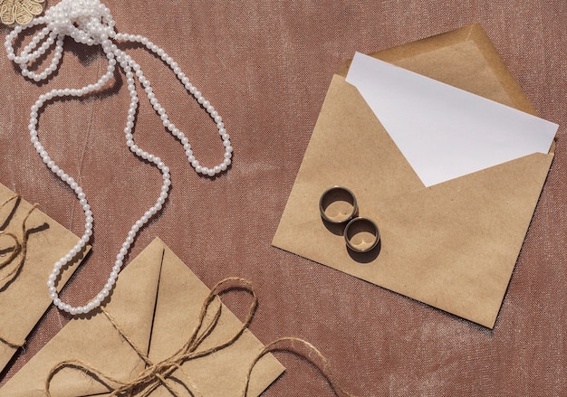Photo gratuite arrangement de mariage minimaliste avec enveloppe ouverte