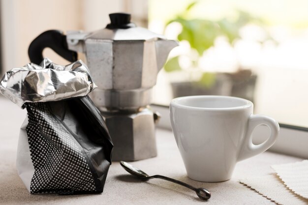 Arrangement de matin vue de face avec café