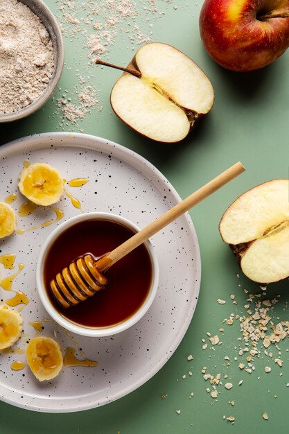 Arrangement de miel et de pommes vue de dessus