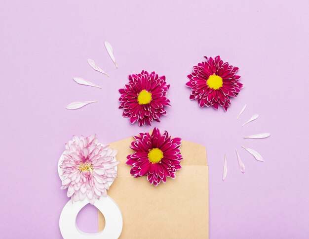 Arrangement mignon de fleur pour la journée de la femme