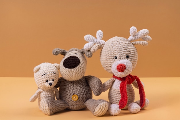 Photo gratuite arrangement mignon de jouets en peluche