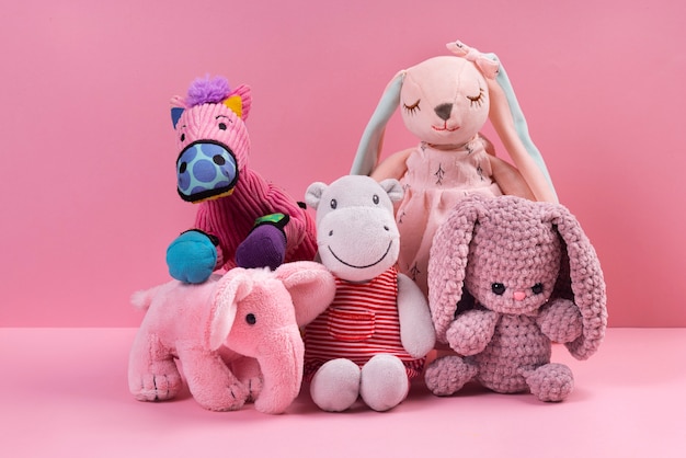 Arrangement mignon de jouets en peluche