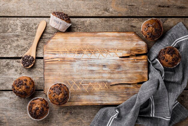 Arrangement de muffins au four et planche de bois