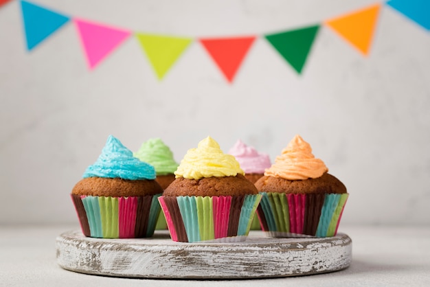 Arrangement avec muffins et décorations