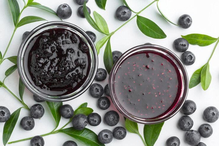 Photo gratuit arrangement avec myrtilles et confiture
