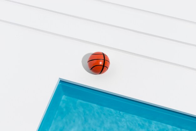 Arrangement de nature morte piscine miniature avec basket-ball
