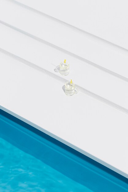 Photo gratuite arrangement de nature morte piscine miniature avec des lunettes