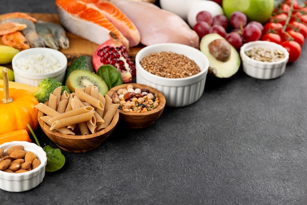 Un arrangement de nourriture délicieux à haut angle