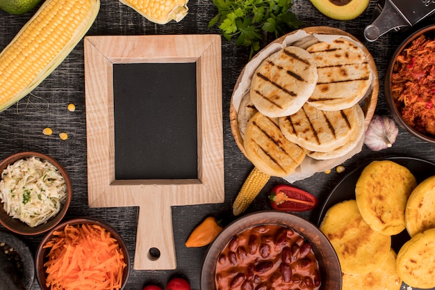 Arrangement de nourriture à plat avec cadre