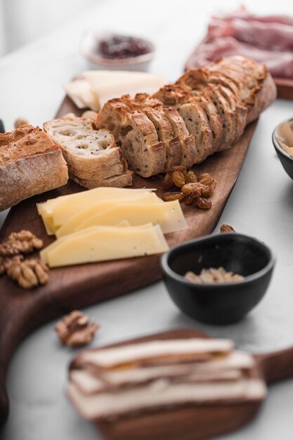 Un arrangement de nourriture savoureux à haut angle