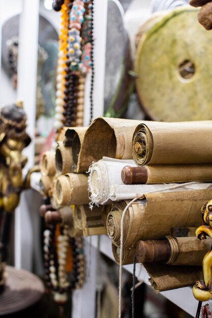 Arrangement d'objets anciens dans un marché d'antiquités