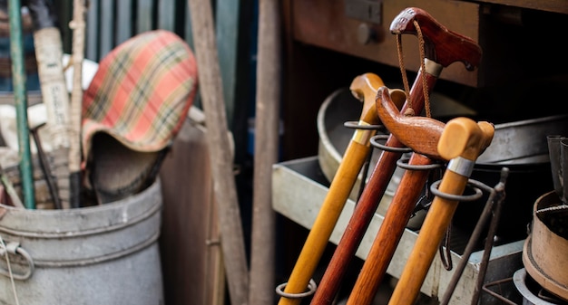 Arrangement d'objets anciens dans un marché d'antiquités