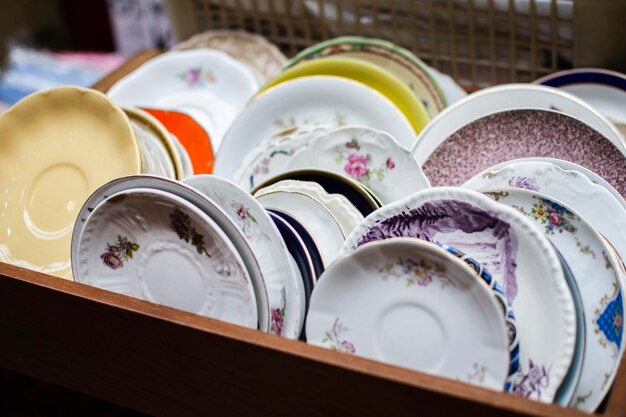 Arrangement d'objets anciens dans un marché d'antiquités