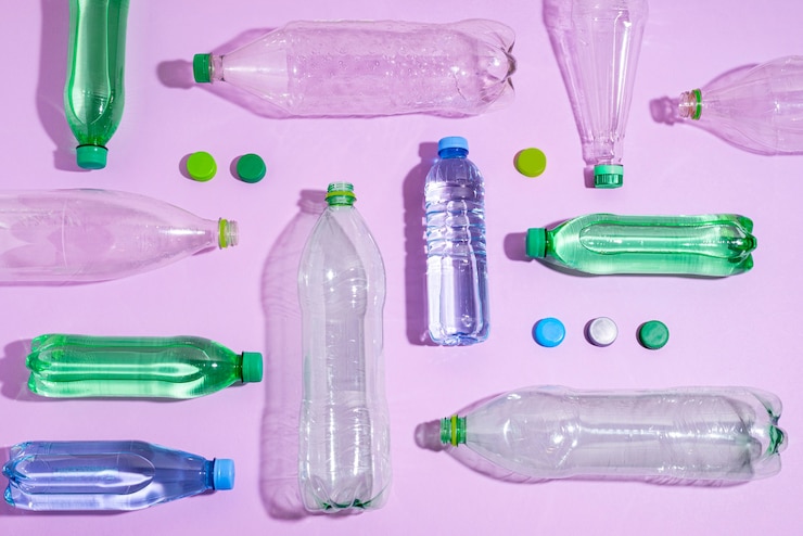 Photo gratuit arrangement d'objets en plastique vue de haut
