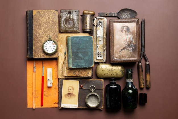 Photo gratuite arrangement d'objets vintage vue de dessus