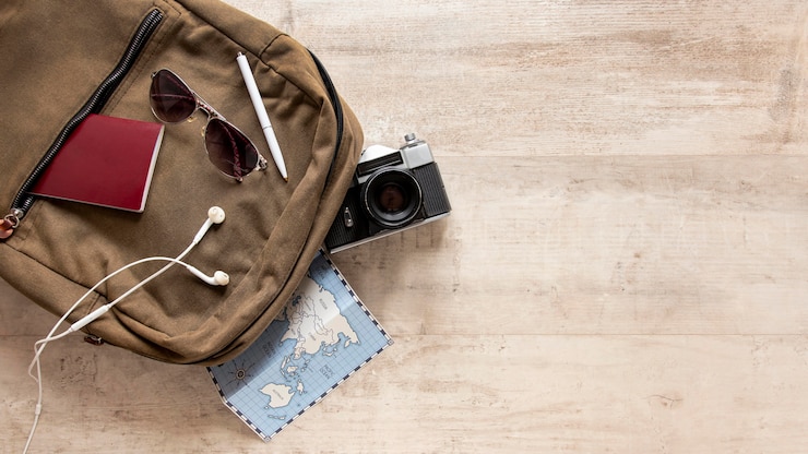 Photo gratuit arrangement d'objets de voyage avec espace copie