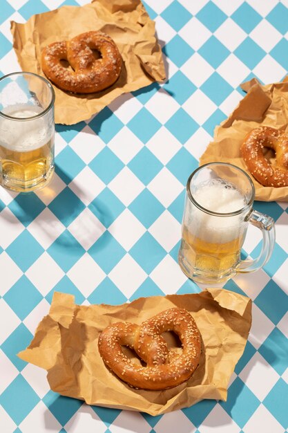 Arrangement d'Oktoberfest avec de délicieux bretzel