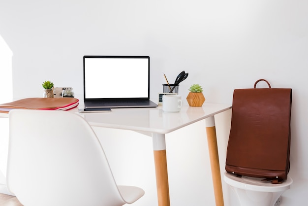 Arrangement avec ordinateur portable sur le bureau