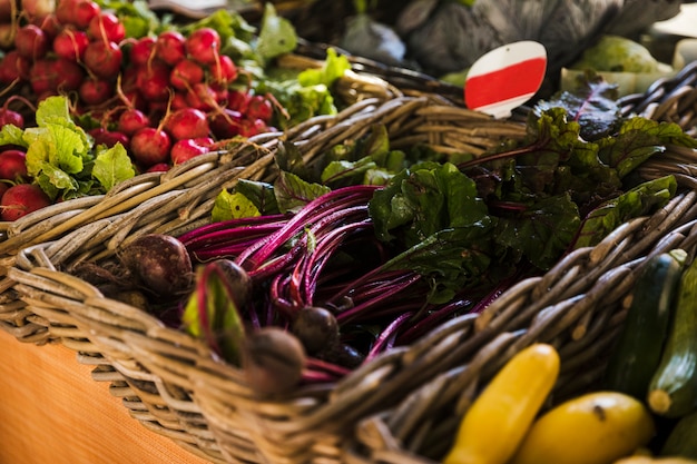 Photo gratuite arrangement d'osier de légumes frais au marché d'épicerie