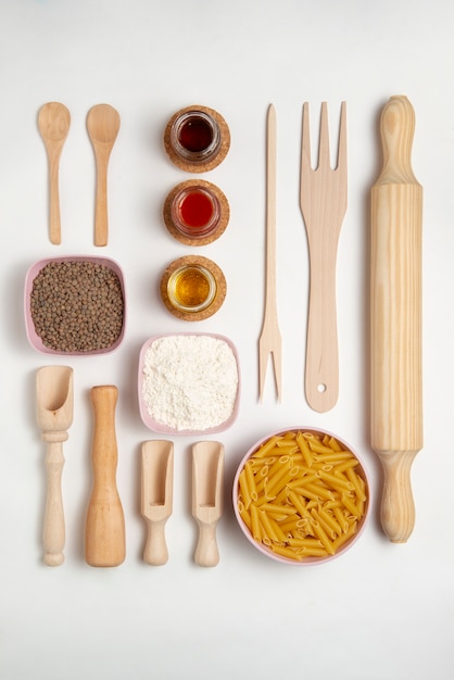 Photo gratuite arrangement d'outils de cuisine en bois vue de dessus