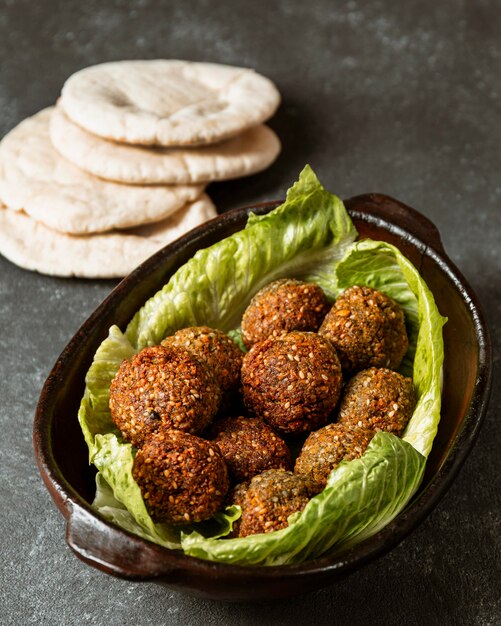 Arrangement de pain pita et falafel à angle élevé